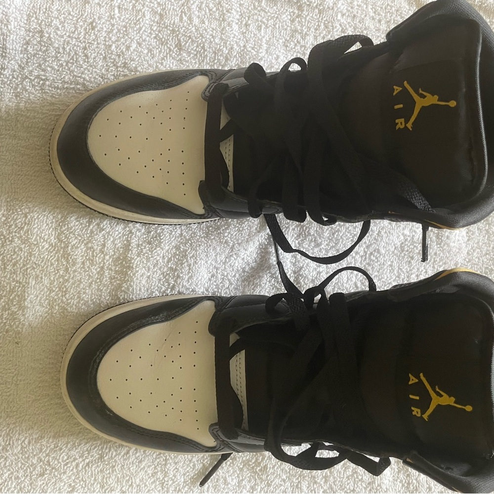 Jordan Black and White Kids Sneakers Jordan 1 mid university gold